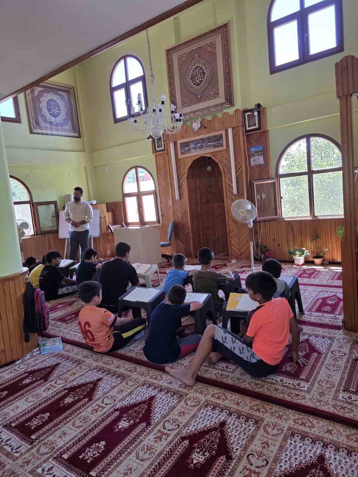 Örnek imam, hem çocukların gönlünü kazanıyor hem de Kur-an eğitimi veriyor
?v=1