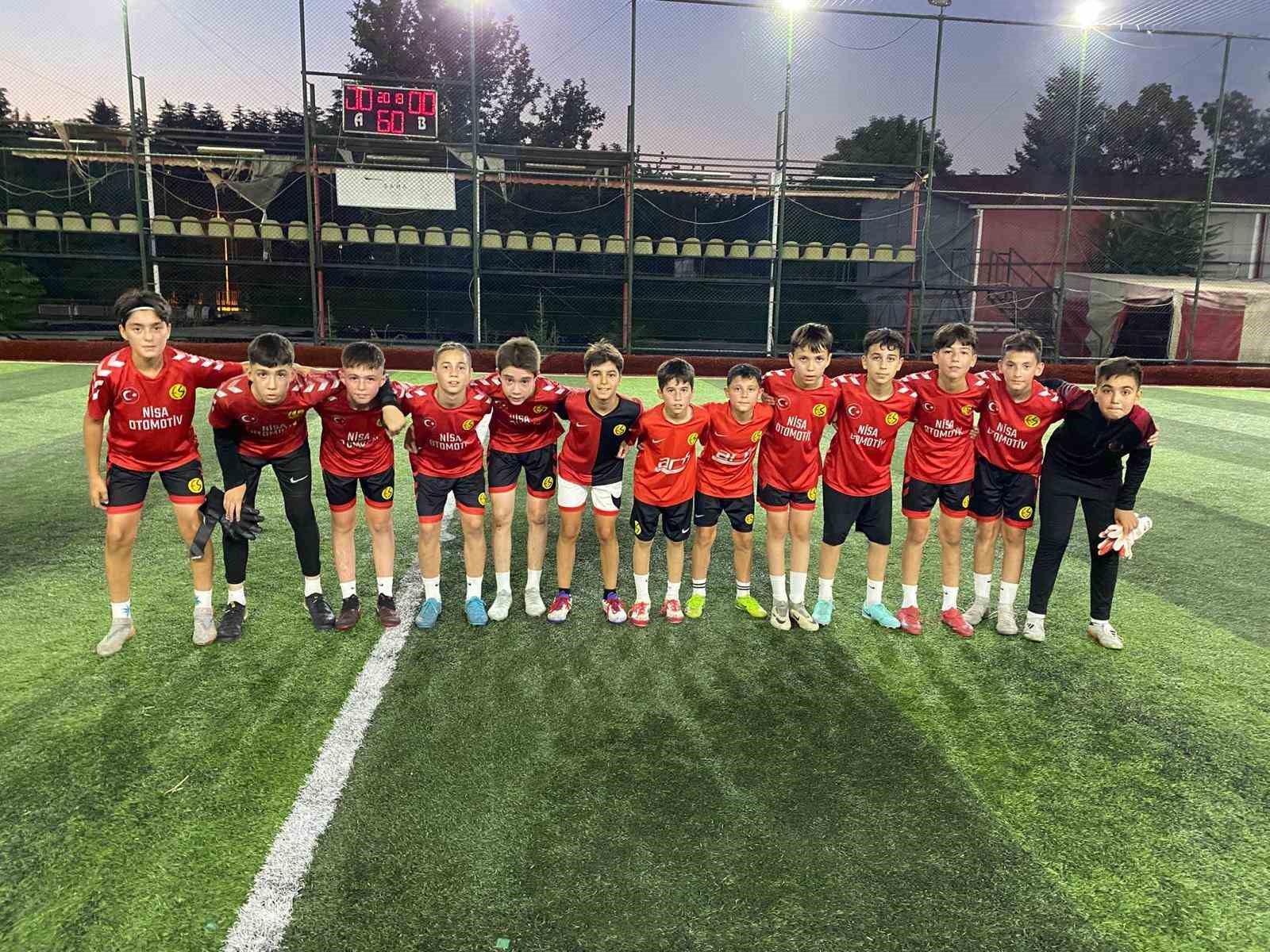 Minik Eskişehir sporlular top başı yaptılar
?v=1