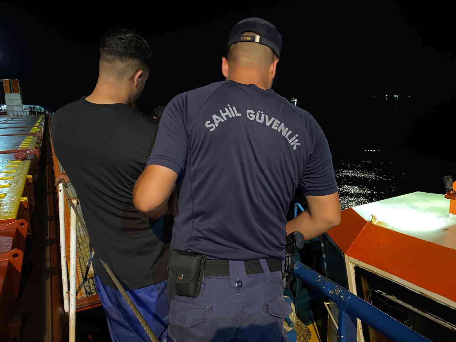 Gemide saklanarak yurt dışına kaçamak isteyen göçmenler kaptanın ihbarıyla yakalandı
?v=1