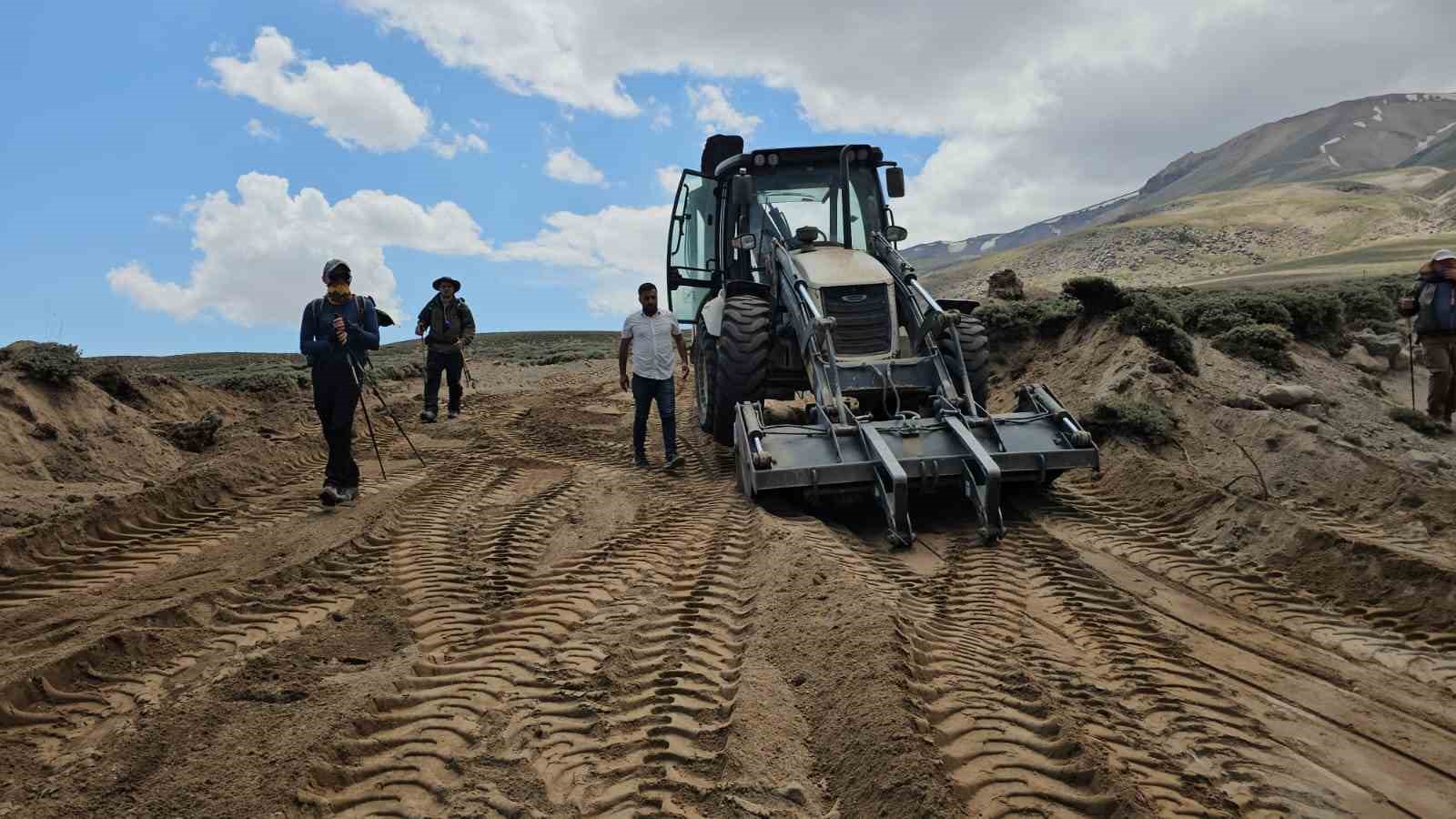 Aydınlar Belediyesinden dağcılar için Süphan Dağı’nda yol çalışması
?v=1