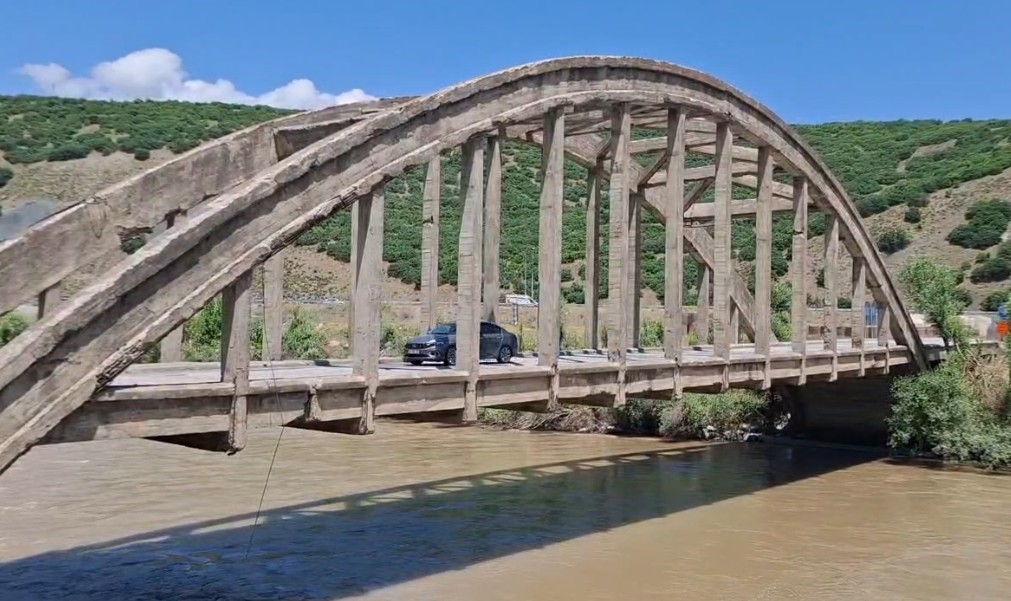Pülümürlüler depremde yıkılma riski bulunan Mutu Köprüsü’nün yenilenmesini istiyor
?v=1