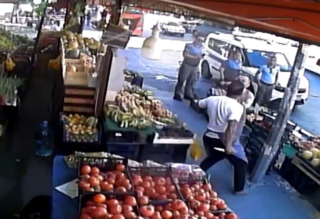 Esenyurt’ta market çalışanı zabıtaya bıçakla saldırdı
?v=1