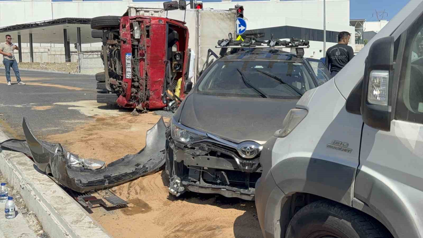 Başakşehir’de 10 aracın karıştığı zincirleme kaza: 3 yaralı
?v=1