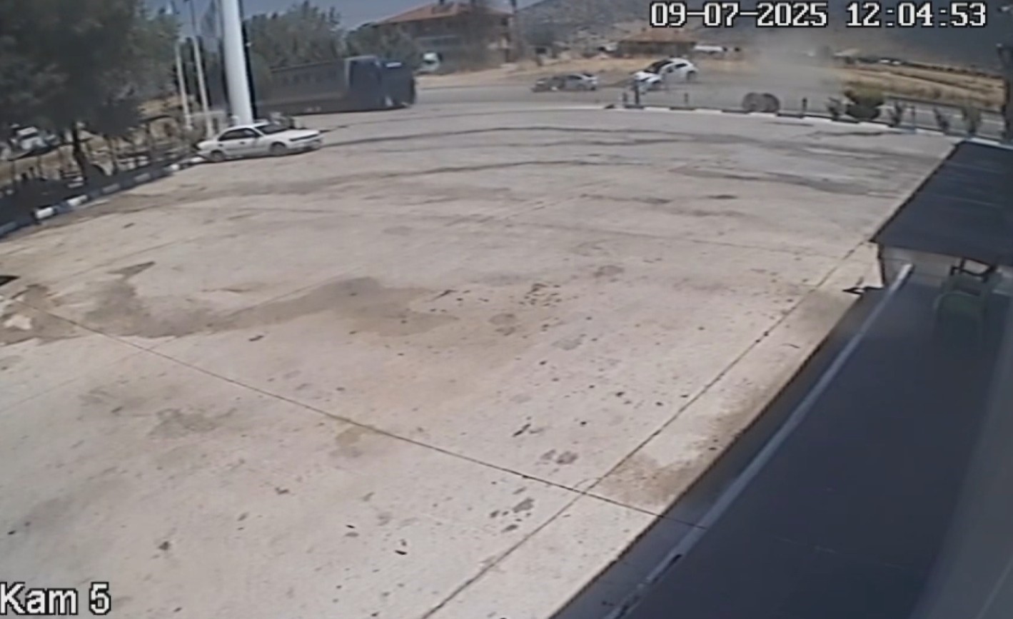 Burdur’da 2’si çocuk 5 kişinin yaralandığı kaza anı görüntüleri ortaya çıktı
?v=1