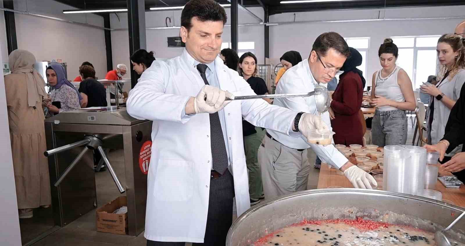 Hastanede vatandaşlara aşure ikramı
?v=1