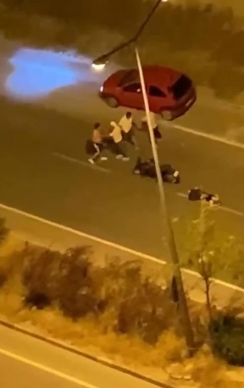 Avcılar’da kavga eden şahısları ayırmaya çalışan kadın bayıldı
?v=1
