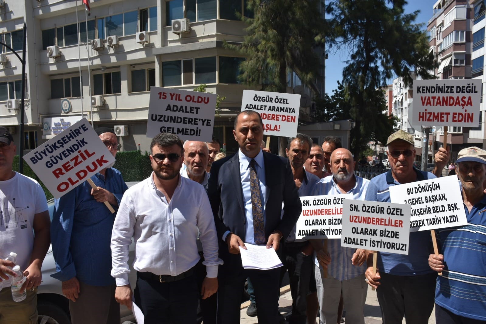 İzmir’de kentsel dönüşüm mağdurları isyan etti:  15 yıllık bekleyiş yeter! 
?v=1