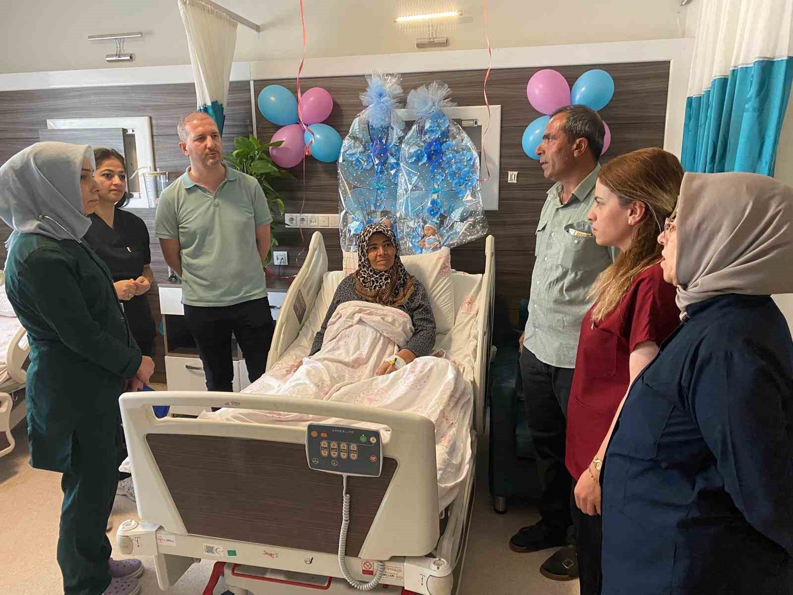 Şanlıurfa’da 53 yaşındaki kadın ikiz bebek dünyaya getirdi
?v=1