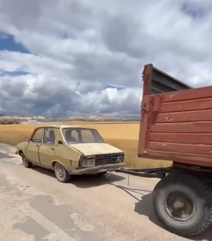 Otomobile gelişigüzel bağlanan traktör römorku trafiği tehlikeye düşürdü
?v=1