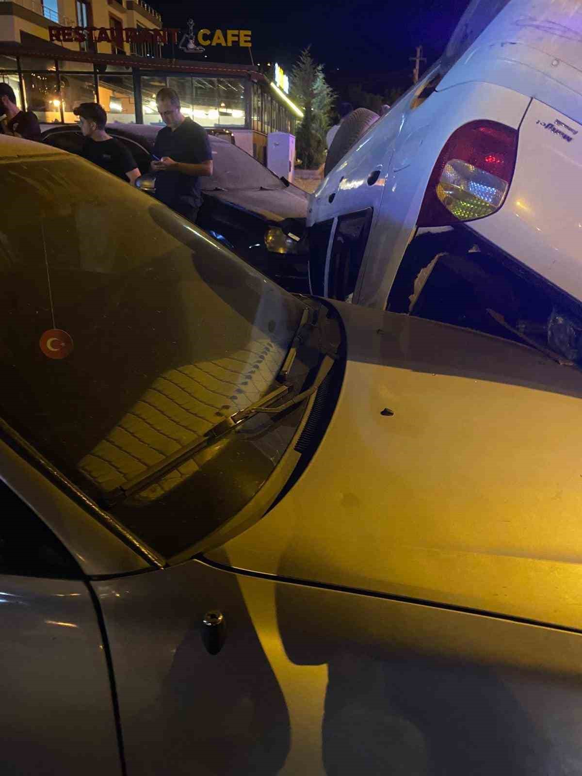 Elazığ’da takla atan otomobil, park halindeki araçlara çarptı
?v=1