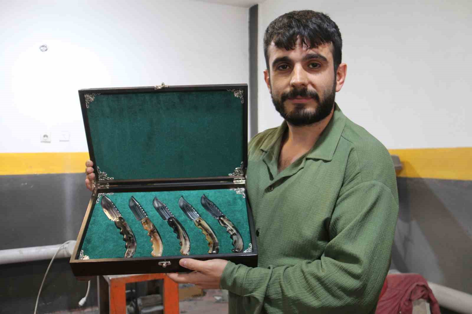 Dizilerden etkilenip 10 bin boynuz arasından seçtiği boynuzlarla eşsiz renklerde Sivas bıçakları üretti
?v=1