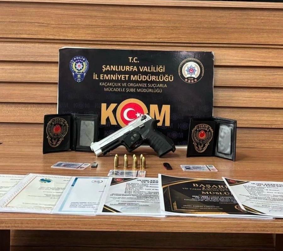 Şanlıurfa’da kendilerini MİT mensubu ve komiser olarak tanıtan 2 dolandırıcı tutuklandı
?v=1