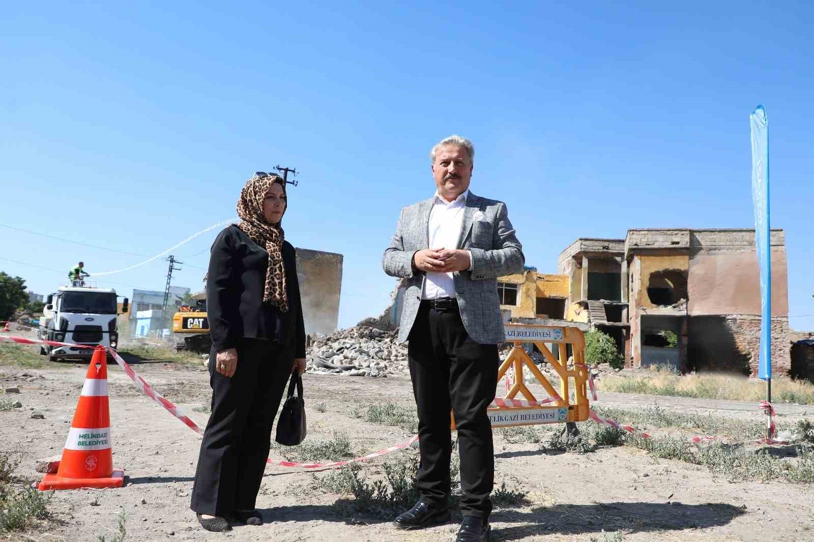 Melikgazi’de metruk 5 yapı yıkıldı
?v=1
