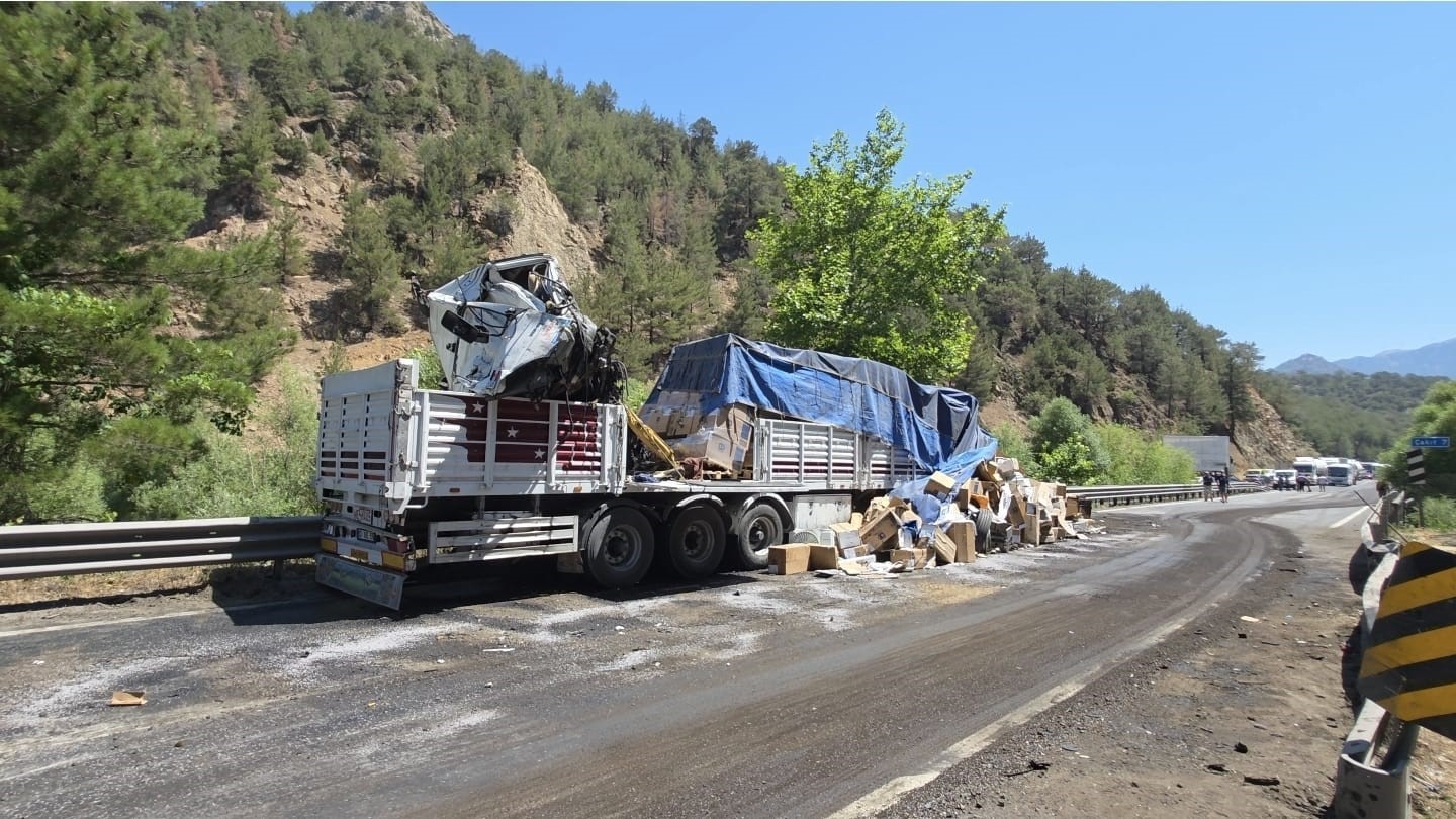 Niğde - Pozantı Karayolunda zincirleme tır kazası: 1 ölü, 2 yaralı
?v=1