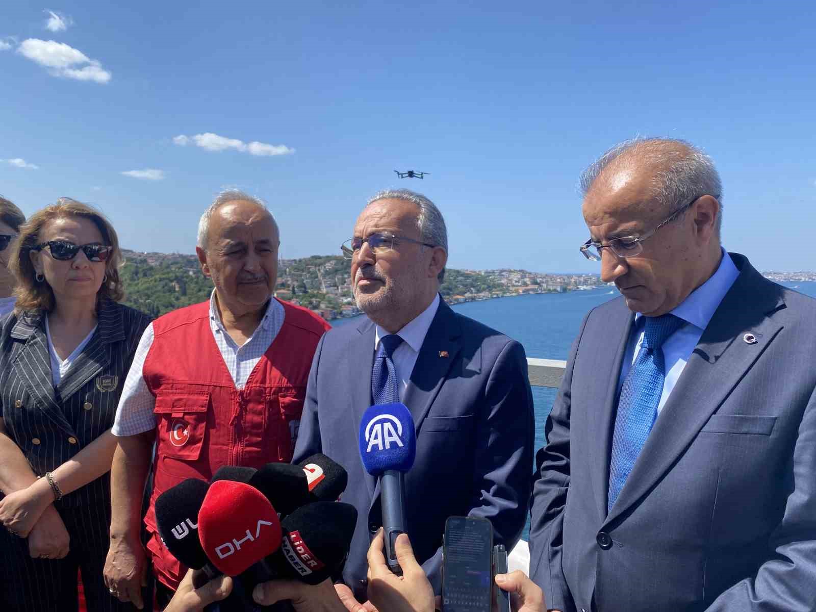 15 Temmuz Şehitler Köprüsü’ne dev Türk bayrağı asıldı
?v=1