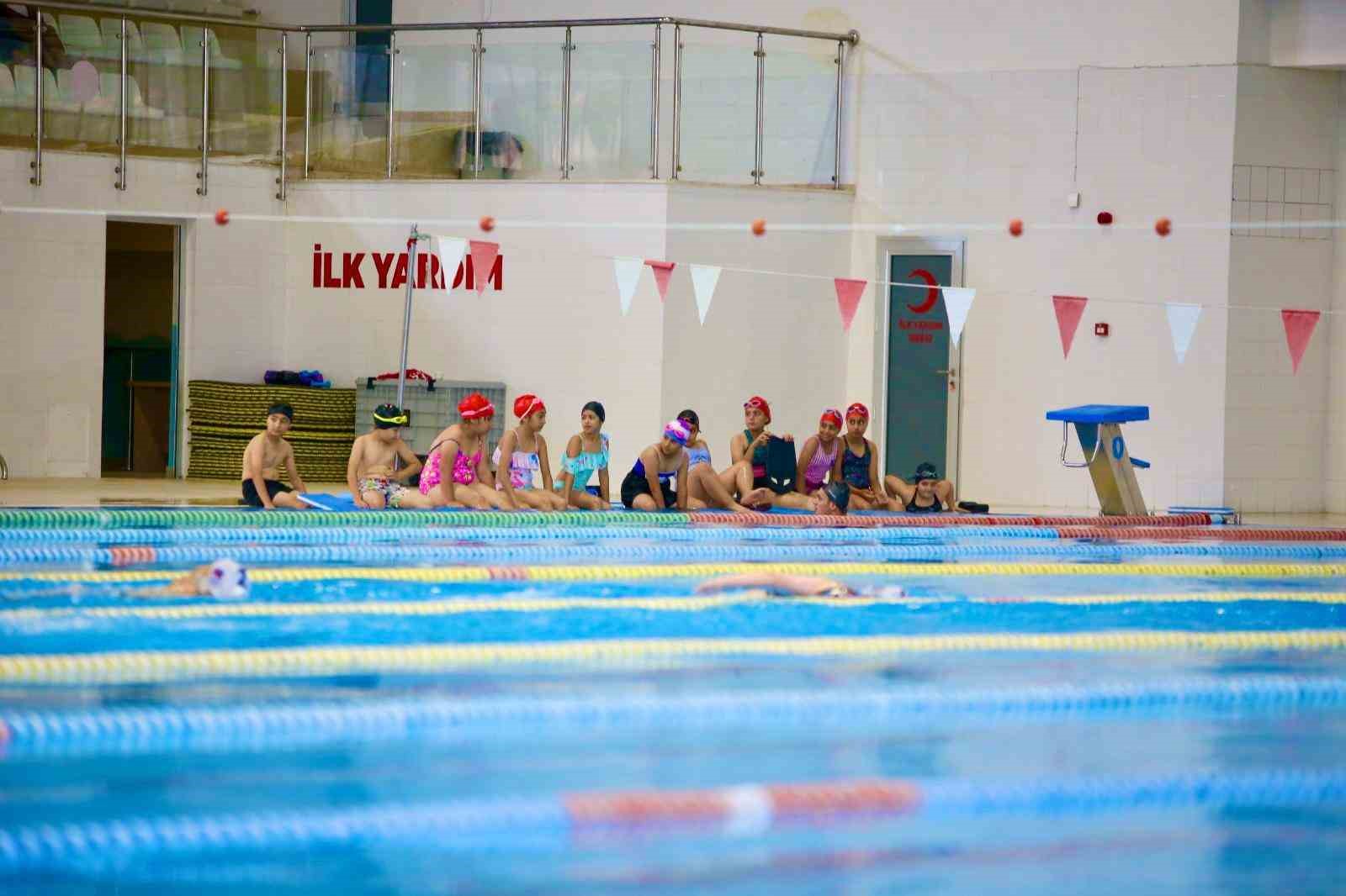 Kepez Belediyesi, 7’den 70’e yüzme eğitimi veriyor
?v=1