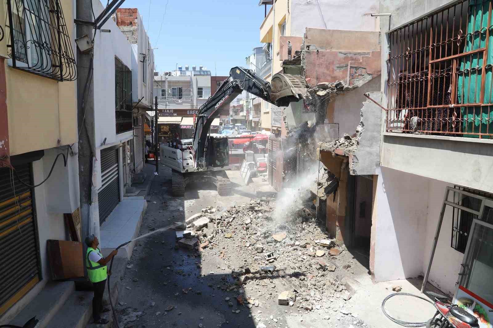 Akdeniz’de metruk yapılar tek tek yıkılıyor
