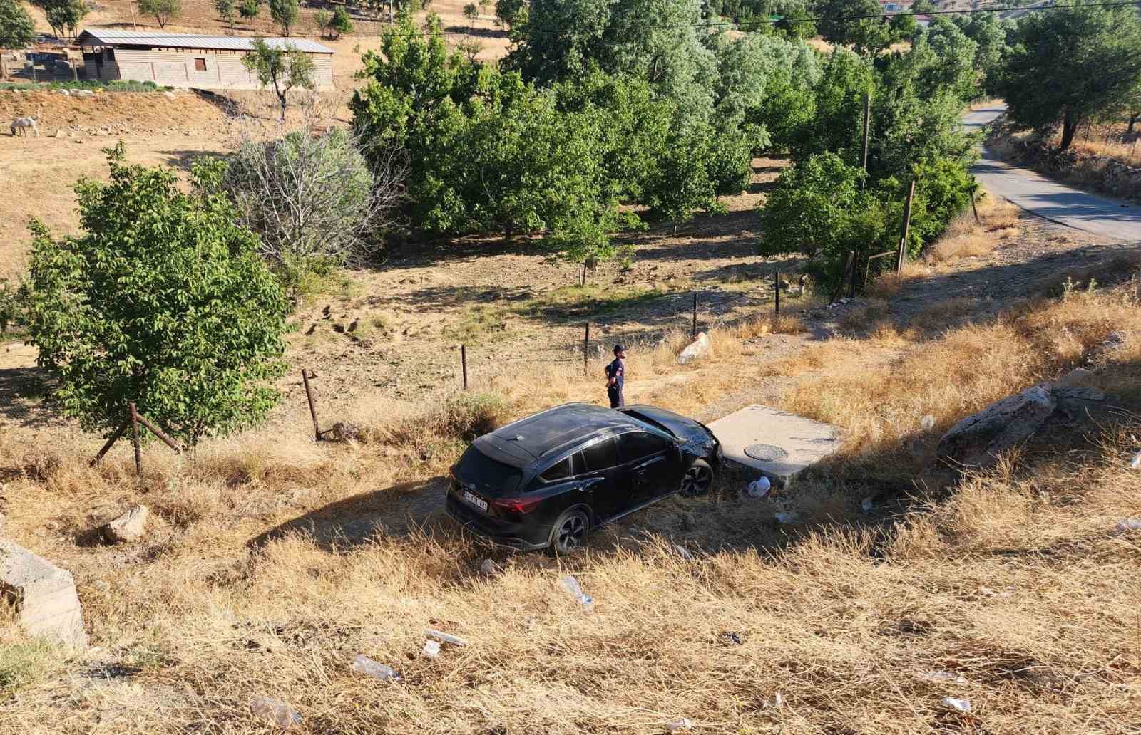 Otomobil şarampole uçtu: 3 yaralı
?v=1