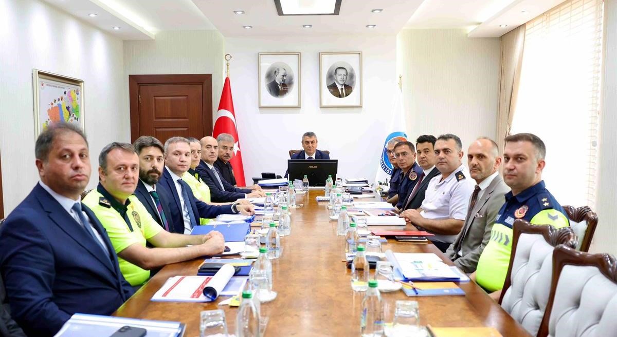 Mersin’de Asayiş Değerlendirme Toplantısı gerçekleştirildi
?v=1