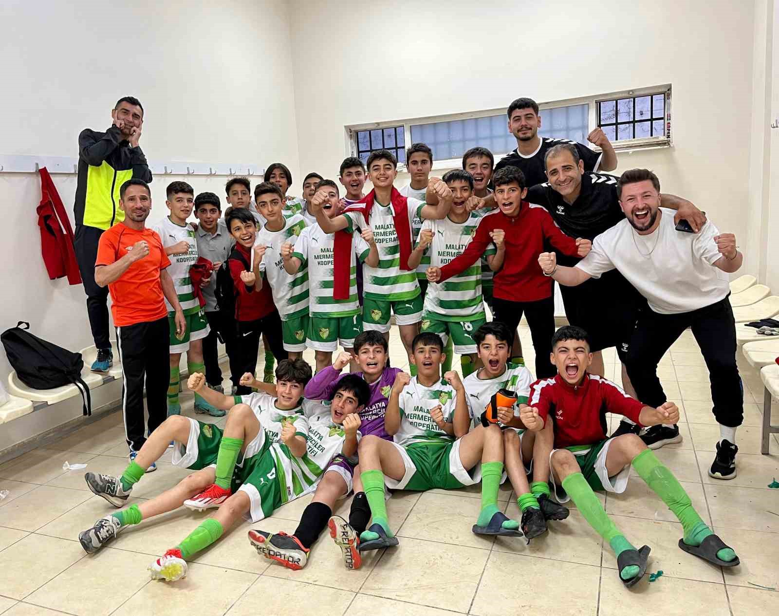 Sahaları olmadan depremzede sporculardan 5’i bir yerde şampiyonluk
?v=1