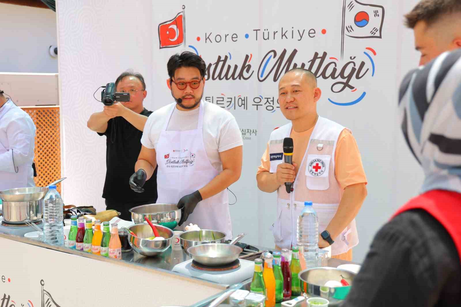 Deprem bölgesinde dostluk yemeği
?v=1