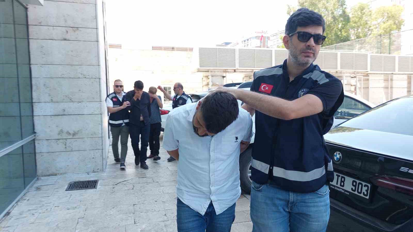 Kavga sırasında üzerinden araçla geçtiği akrabasını öldürdü,  Bilerek yapmadım, önüme çıktı  diye ağladı
?v=1
