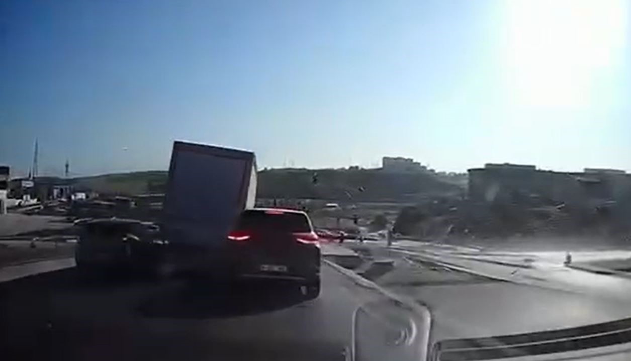 Başakşehir’de 10 aracın karıştığı zincirleme kaza kamerada
?v=1