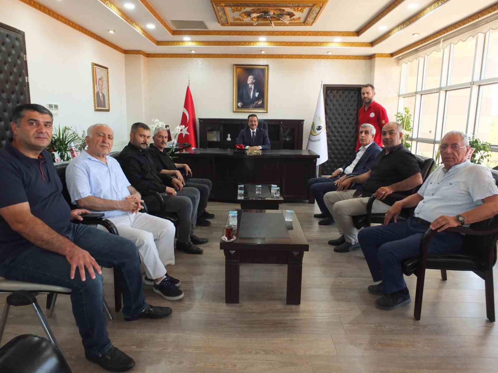 Burhaniye’de Elazığlılar Kaymakam Atilla’yı ziyaret etti
?v=1