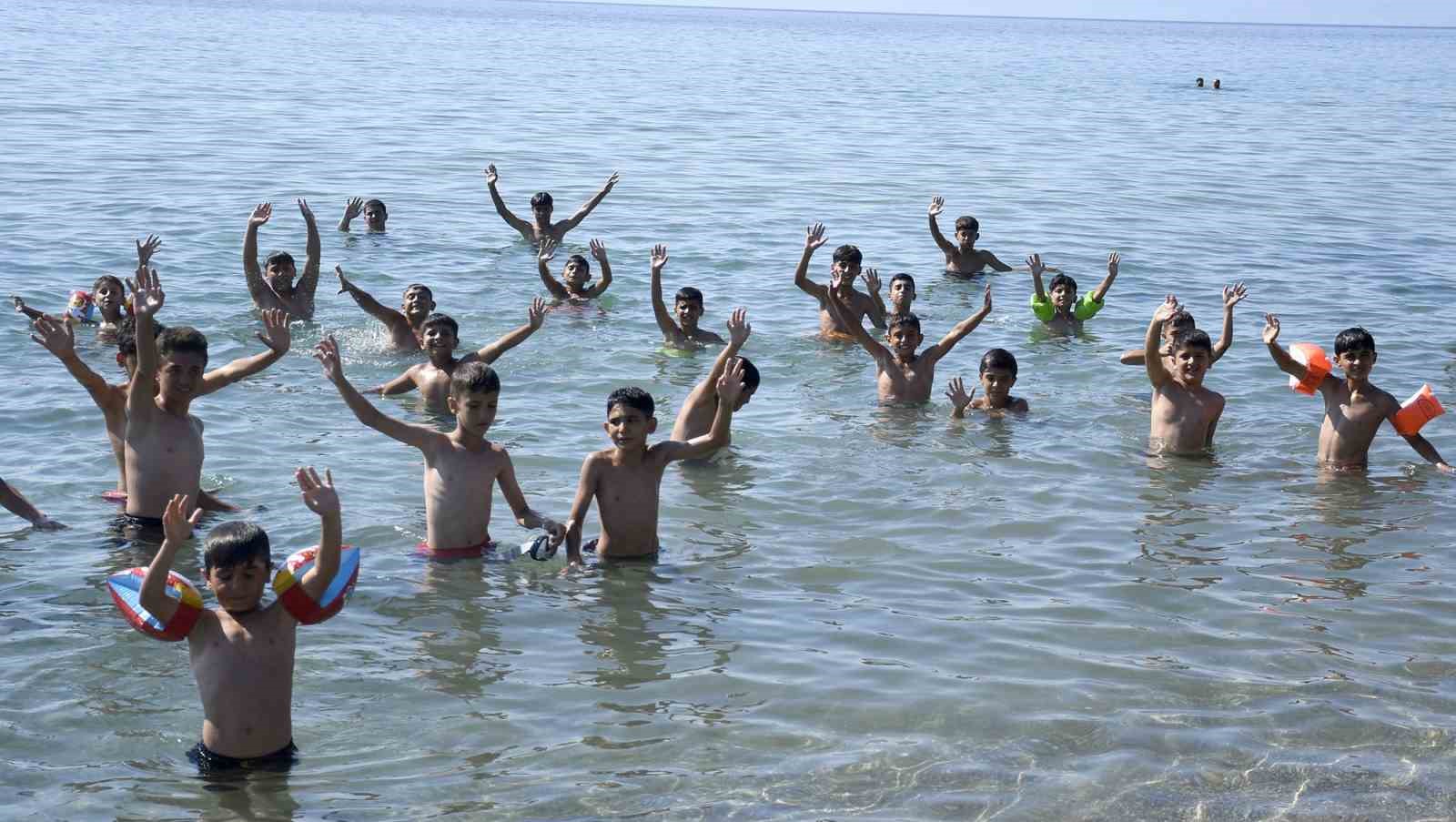 Nusaybinli çocuklar Kuşadası’nda ilk kez denizle buluştu
?v=1