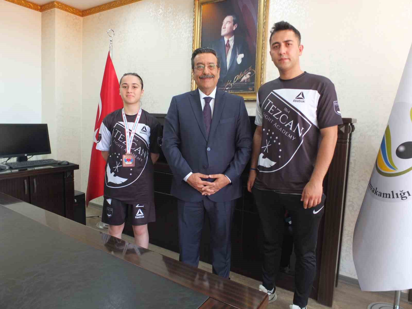 Burhaniye Kaymakamı Atilla,  başarılı sporcuyu ödüllendirdi
?v=1