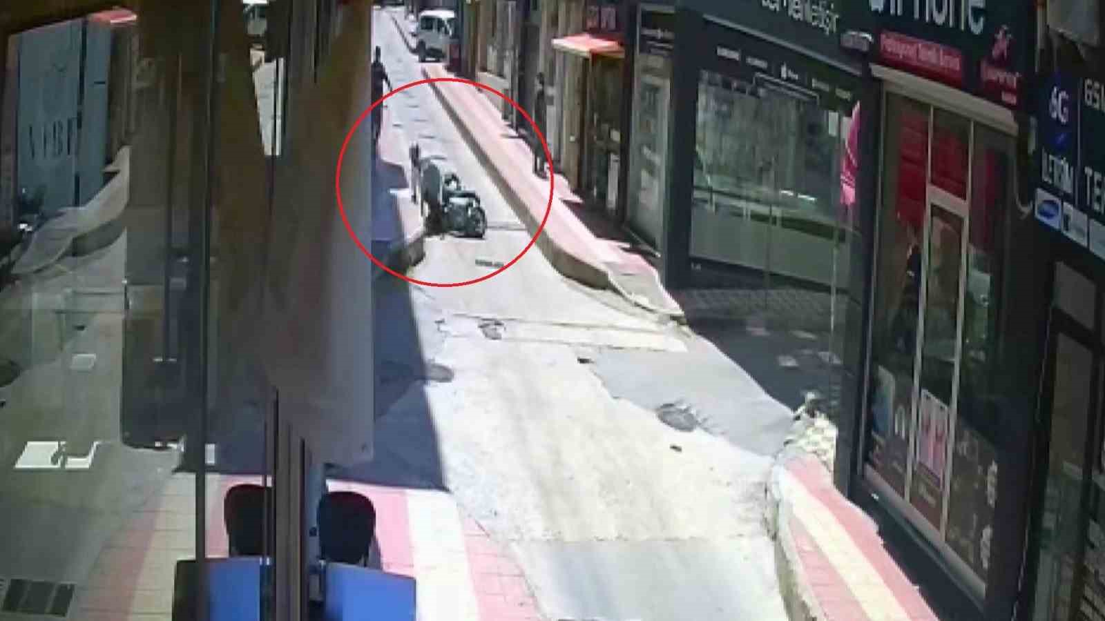 Motosiklet kaydı, yolcusu yaralandı: O anlar kamerada
?v=1