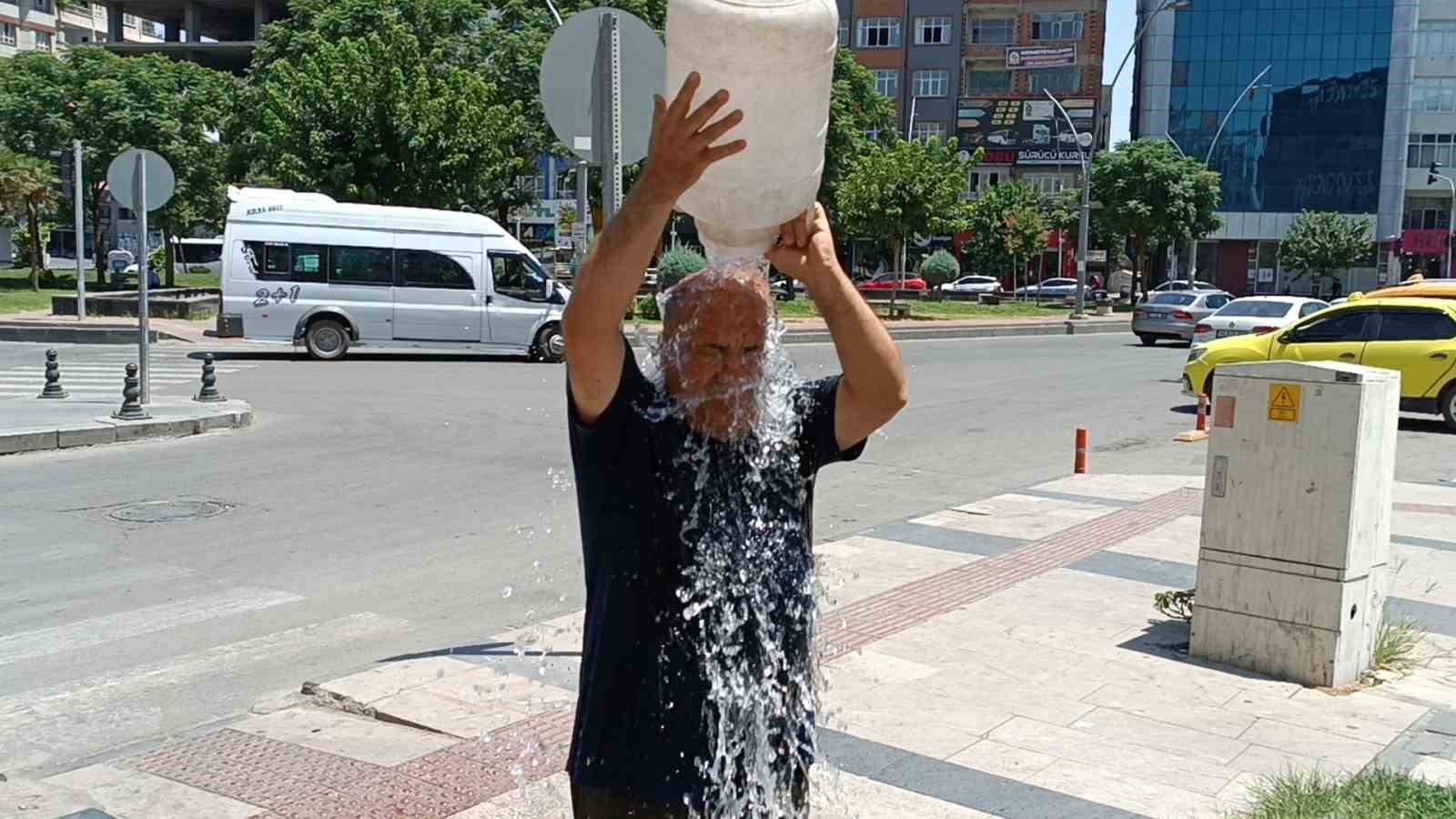 Batman’da sıcaklar bunalttı, büyükler bidonla başlarına su döktü, çocuklar ise süs havuzlarında serinledi
?v=1
