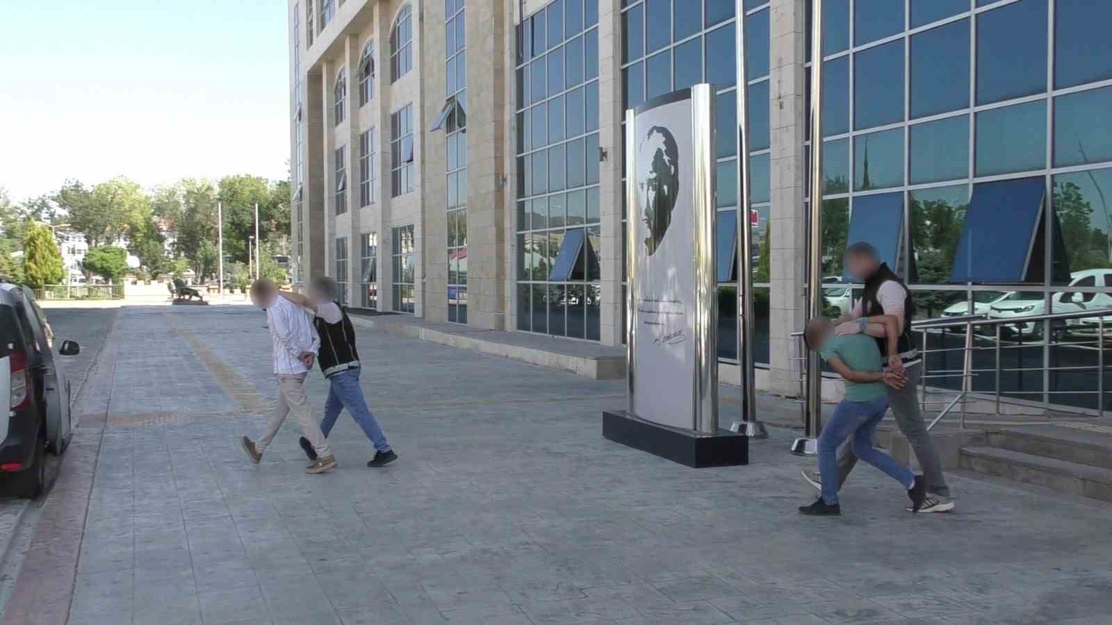 Uşak’ta 3 uyuşturucu taciri tutuklandı
?v=1