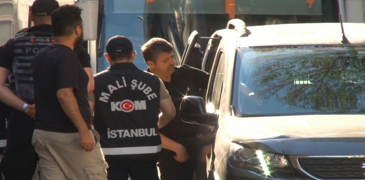 İçişleri Bakanlığı, Adıyaman Belediye Başkanı Abdurrahman Tutdere’nin geçici tedbirle görevinden uzaklaştırıldığını bildirdi.?v=1