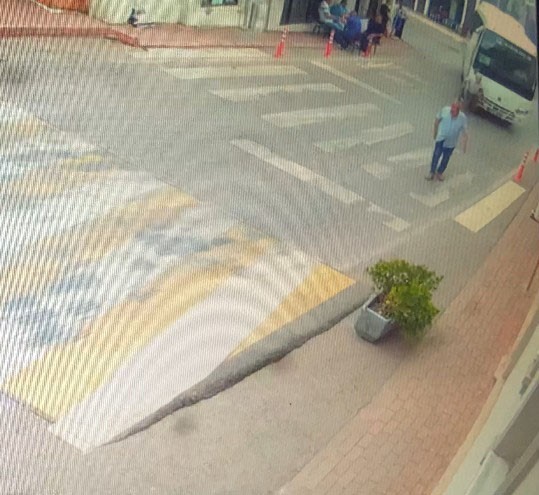 Minibüsün altında kalan yaşlı adam ağır yaralandı
