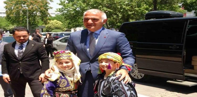 Bakan Ersoy, Ulubey Kanyonu ve Blaundus Antik Kenti’ni ziyaret etti?v=1