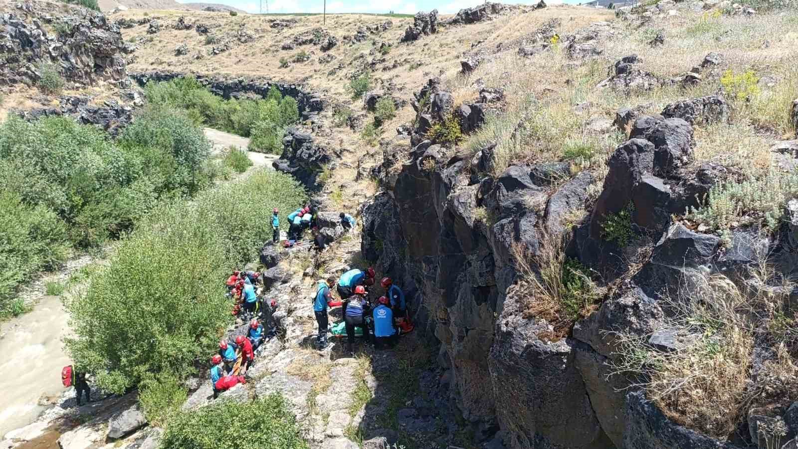 Van’da düşmeye bağlı yaralanan vatandaşları kurtarma tatbikatı
?v=1