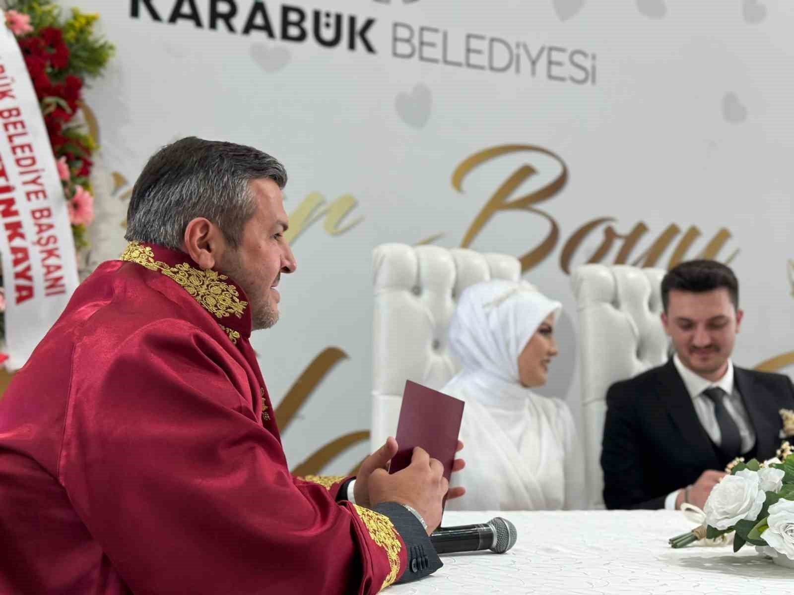 Karabük Belediyesi evliliğe adım atan gençlere desteğini sürdürüyor
?v=1