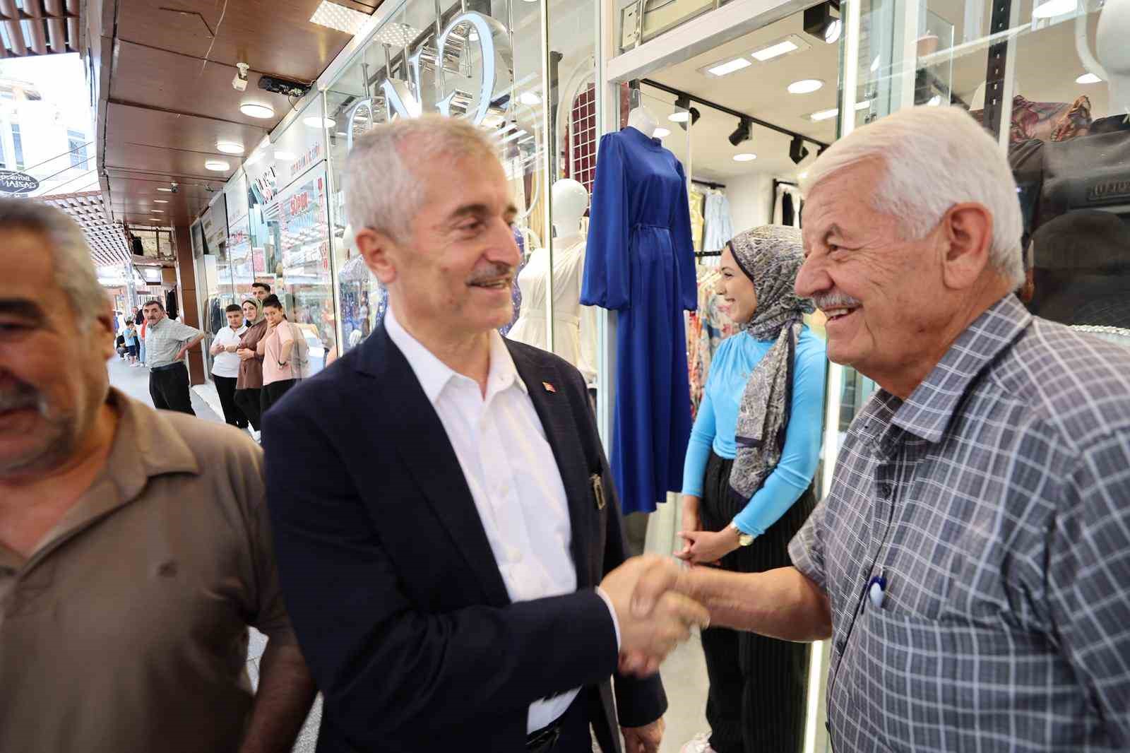 Başkan Tahmazoğlu vatandaş ve esnaf ile iç içe
?v=1