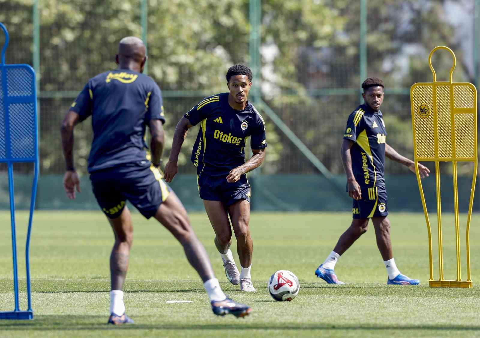 Fenerbahçe, günün ilk antrenmanını tamamladı
?v=1