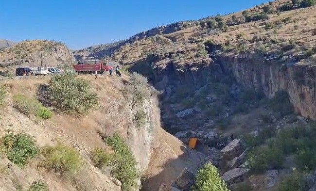 Kontrolden çıkan kamyon uçuruma düştü: 1 ölü
?v=1