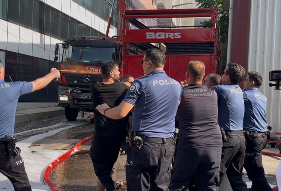 Yangın yerinde ortalık karıştı, itfaiyeci darbedildi, polis müdahale etti
?v=1