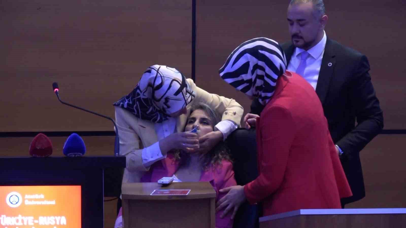 Panele katılan öğretim üyesi kürsüde fenalık geçirdi
?v=1