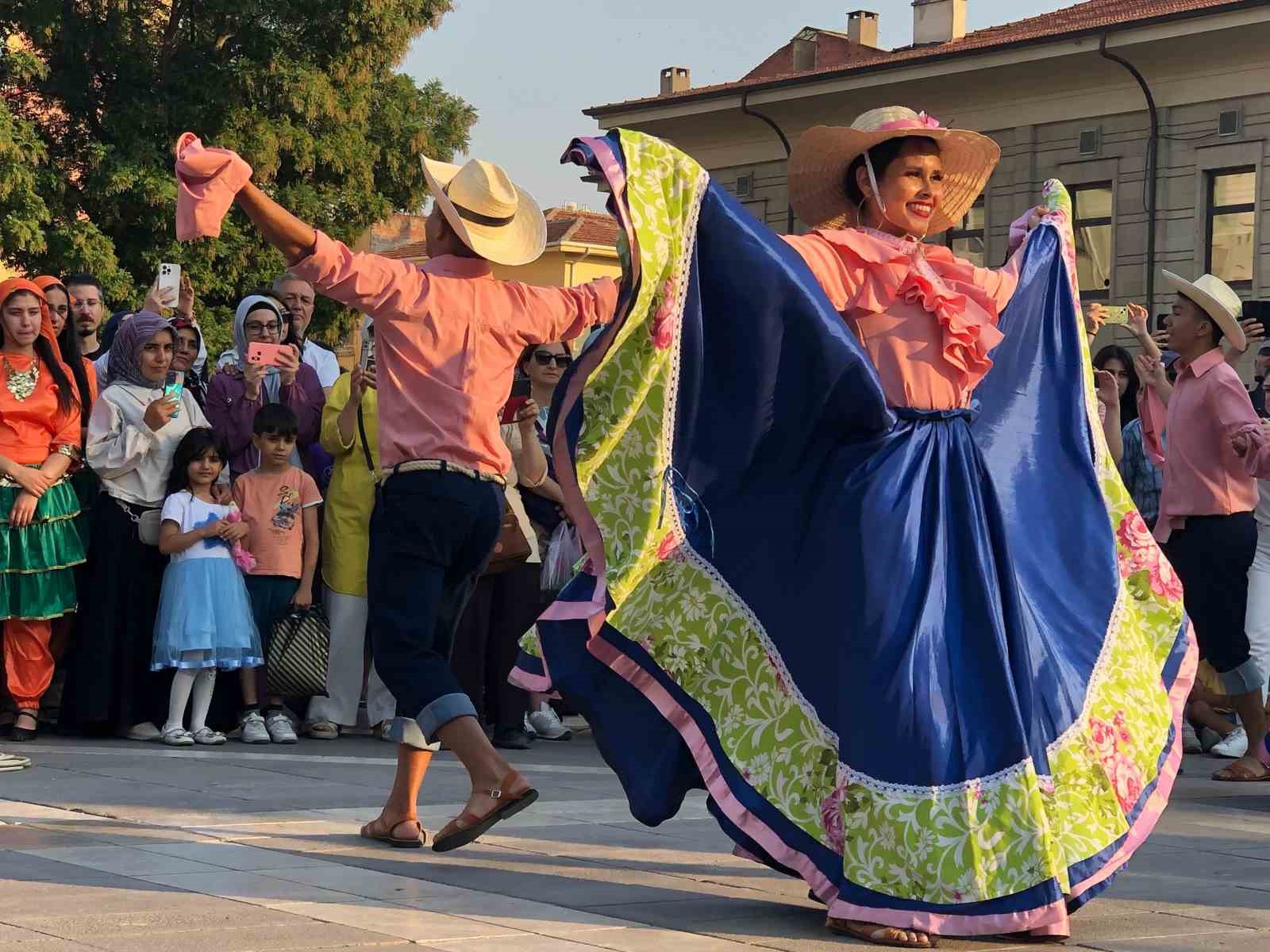 Vilayet Meydanı’nda 6 farklı ülkeden görsel şölen
?v=1