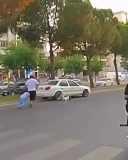 Babalarıyla yolun karşısına geçen çocuklara otomobil çarptı: O anlar kamerada
