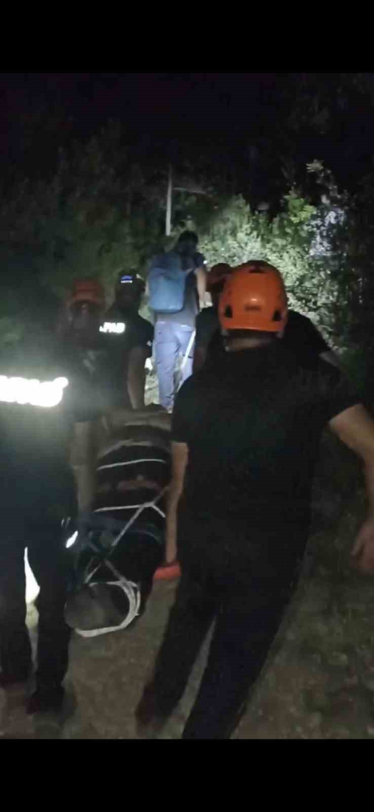 5 metre yükseklikten mağaraya düşen genç kurtarıldı

