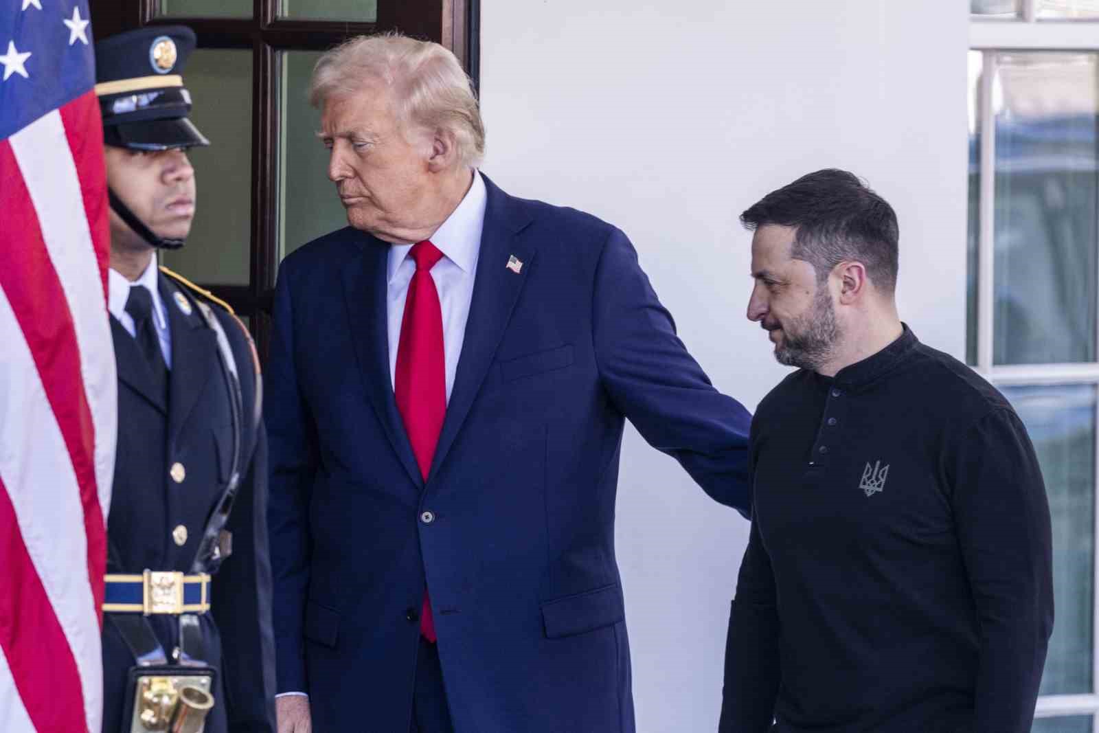 İngiliz medyası:  Trump, Zelenskiy’e Moskova’yı vurup vuramayacağını sordu 
?v=1