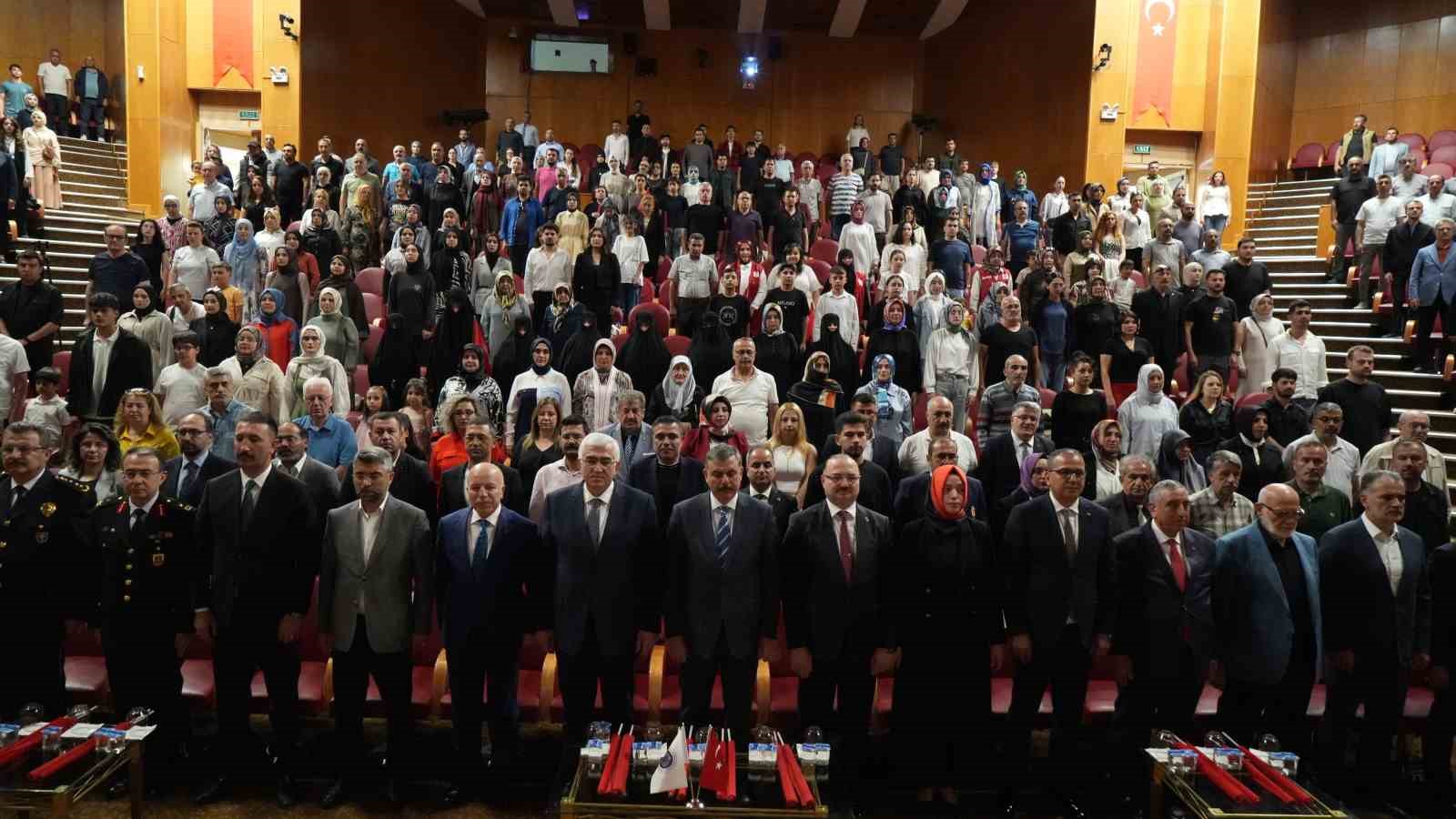 İletişim Fakültesi akademisyenleri ve öğrencilerinin hazırladığı ‘Darbe Kafası’ filmi 15 Temmuz’da izleyiciyle buluştu
?v=1