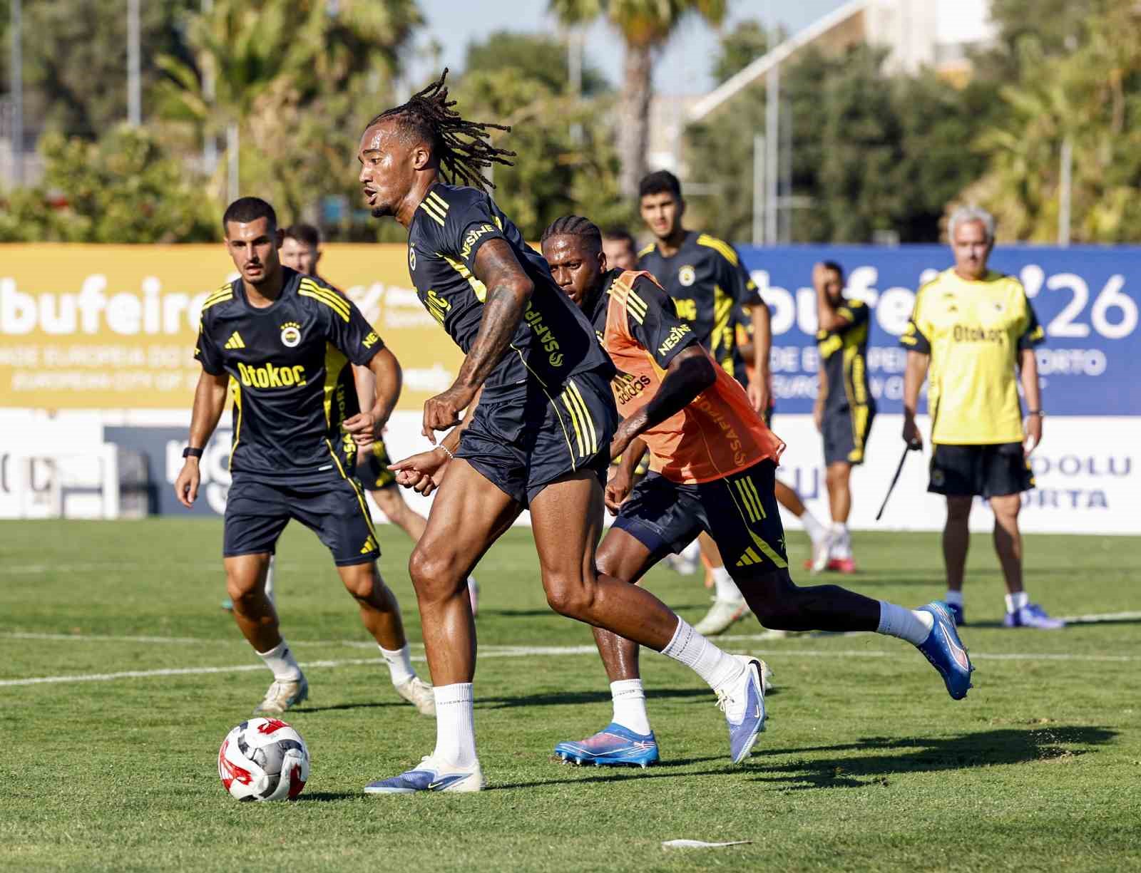 Fenerbahçe, hazırlıklarını çift idmanla sürdürdü
?v=1