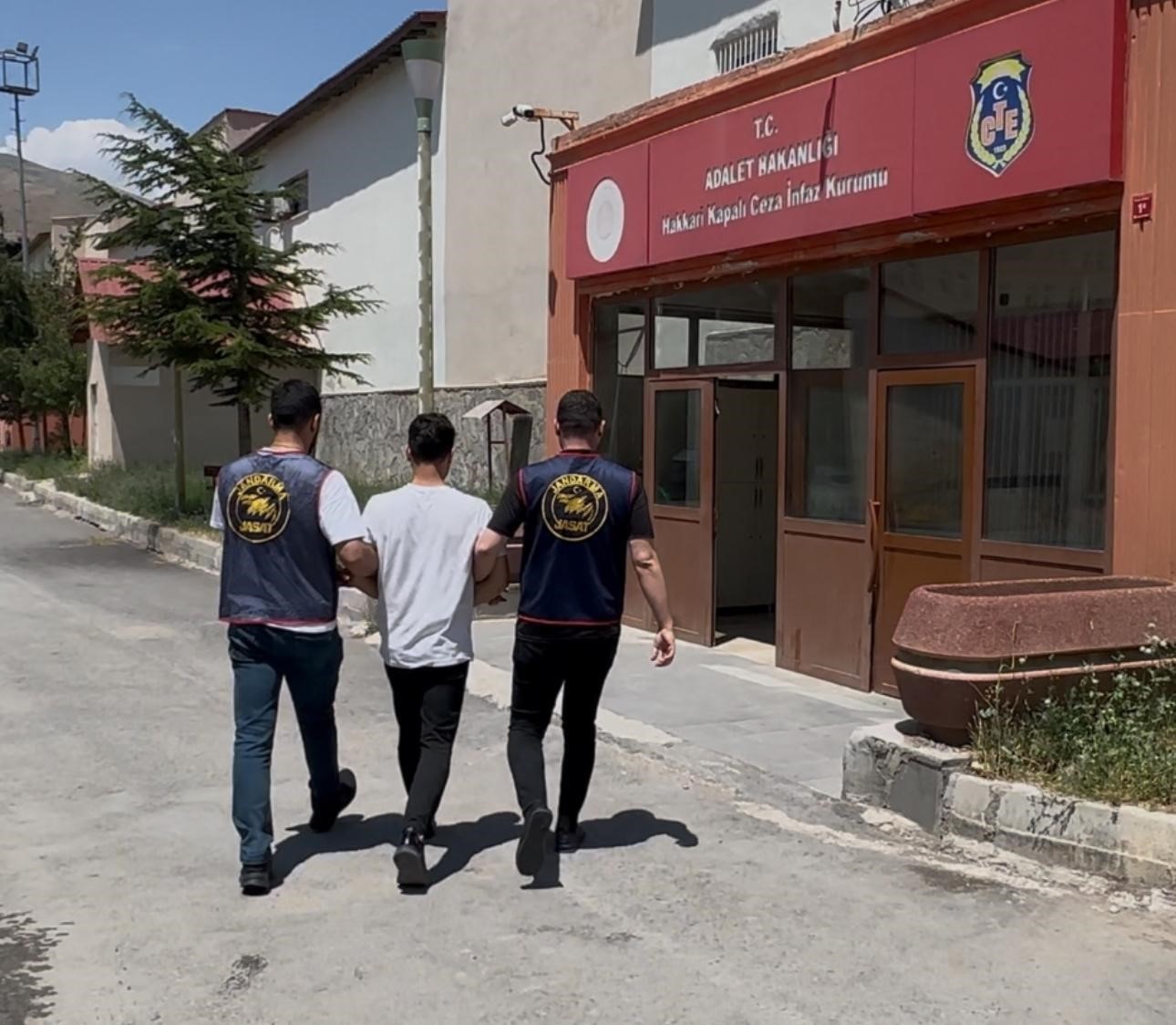 Hakkari’de 78 ayrı suçtan aranan şahıs yakalandı
?v=1